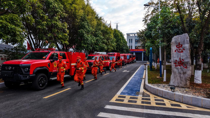 1月8日，消防员快速登车。郭元丰 摄