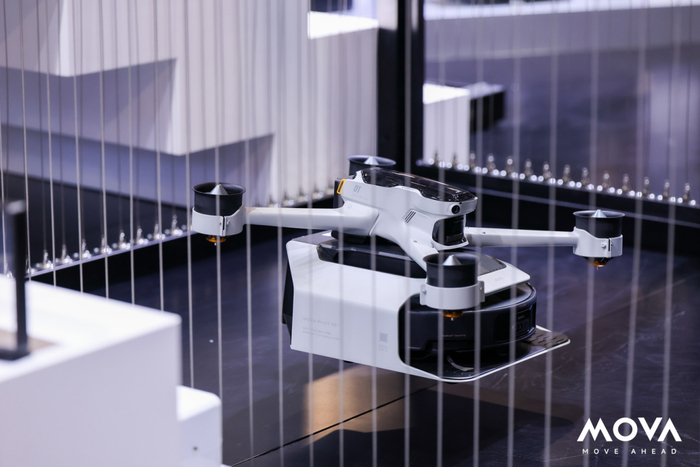 在CES 2026上，MOVA展出搭载飞行模组的扫地机器人。受访者/图
