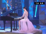李施嬅tvb台庆表演 上面弹钢琴也突然嗨起来了