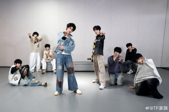 TF家族发布《直觉无限公司》花絮及《荣耀》VCR|TF家族练习生|星期五练习生TF-FRIDAY|练习生|新年音乐会|粉丝_新浪新闻