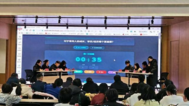 团员青年开展辩论赛。王世政/摄