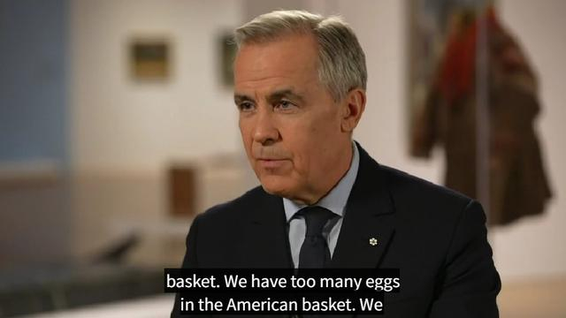 卡尼在2025年终专访时称：太多鸡蛋装美国篮子里了，要拓展与中国的关系。CBC视频截图 