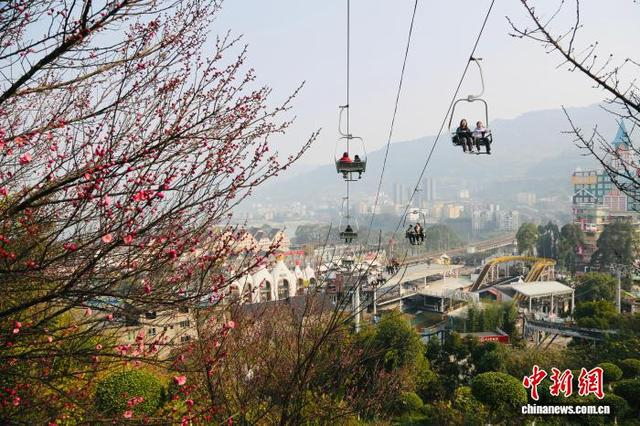 图为游客在小镇游玩。杨孝永摄 