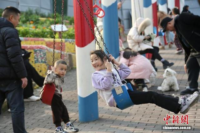 图为游客在小镇游玩。杨孝永摄 