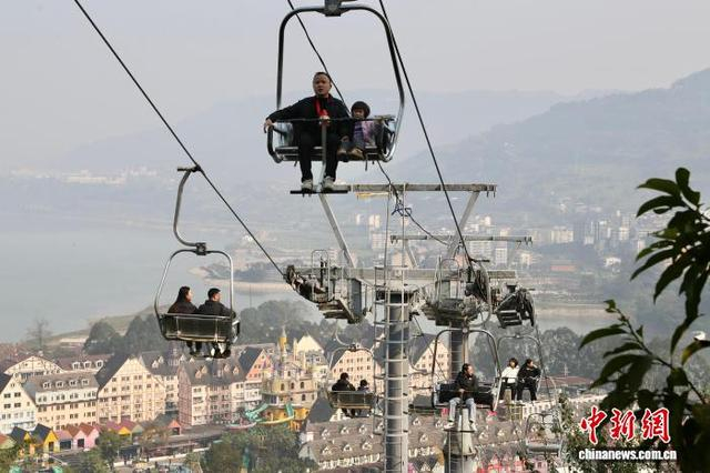 图为游客在小镇游玩。杨孝永摄 