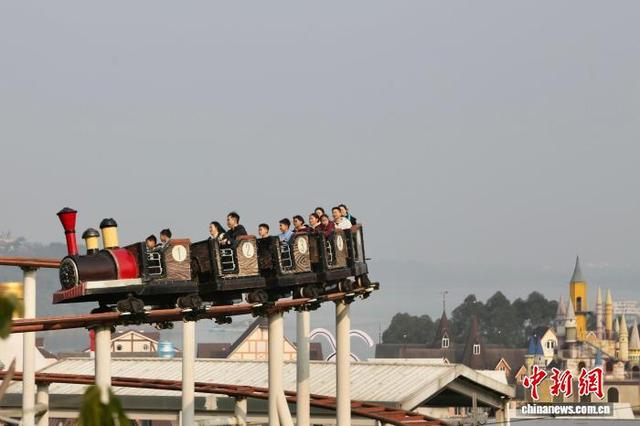 图为游客在小镇游玩。杨孝永摄 