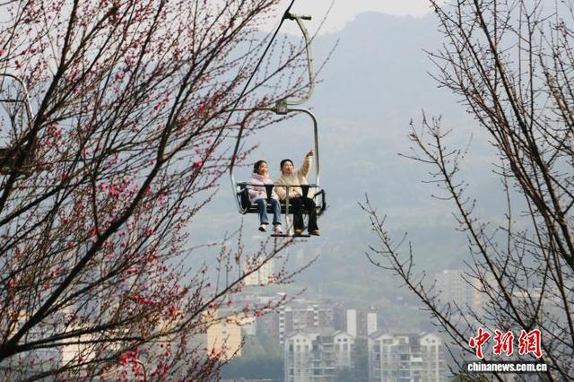图为游客在小镇游玩。杨孝永摄 