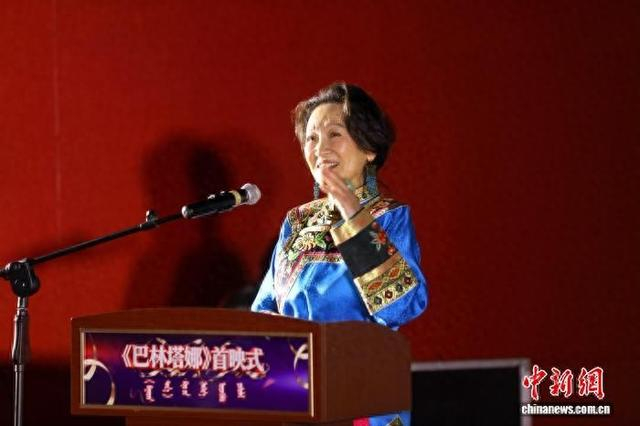 图为正在致辞的哈斯高娃。呼斯楞 摄