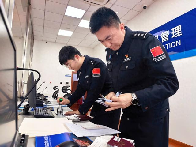 窗口民警为船员加盖验讫章。受访者 供图