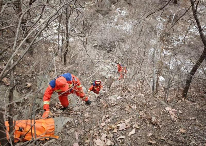 从山下向上攀爬比较难，坡面接近80度，被碎石和树叶覆盖。密云消防供图