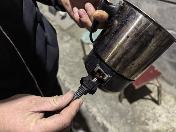 电水壶插电处被烧焦冒烟。平谷消防供图