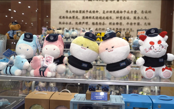 上海公安博物馆原创生肖警察公仔。新京报贝壳财经记者 俞金旻 摄