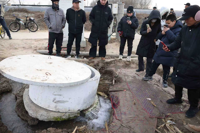 保定徐水区南街村一口机井自然喷涌，吸引不少市民专程来围观。 新京报记者 李英强 摄