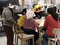 老人占用宜家店展桌打牌，网友：大声嚷嚷，行为很过分！门店：允许试坐、试躺展示家具，但不建议长时间占用