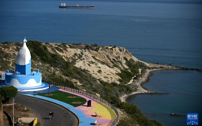  ▲这是1月10日在委内瑞拉安索阿特吉州莱切里亚拍摄的油轮。据当地人称，这艘油轮已在此停留多日。图/新华社