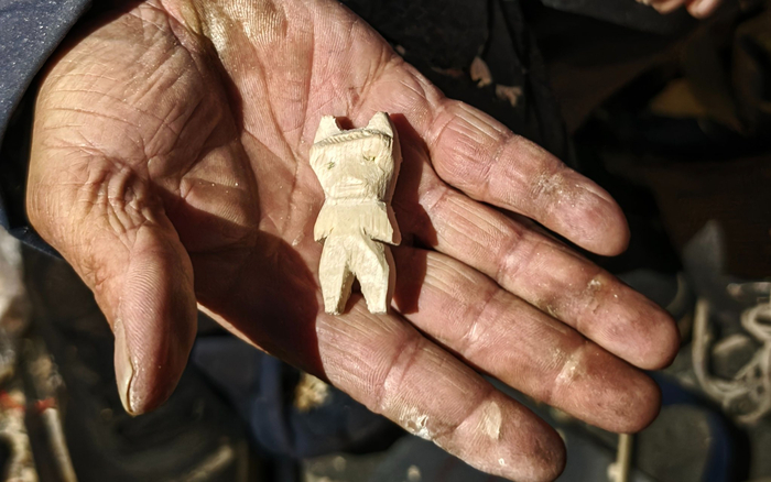 “木雕大爷”展示他雕刻的木刻。新京报记者 王巍 摄