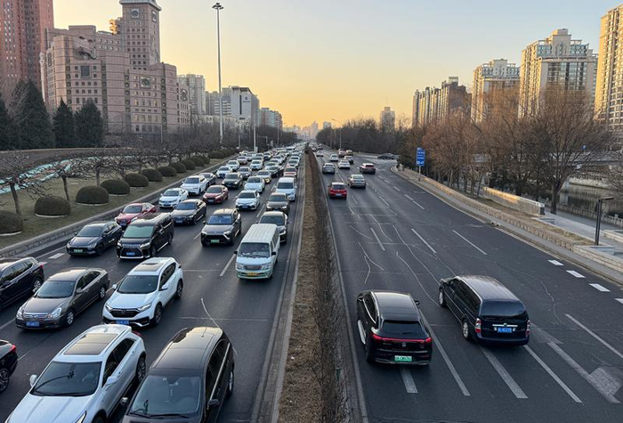 1月12日早高峰，东二环外环广渠门桥下车辆排队行驶。新京报记者 王贵彬 摄
