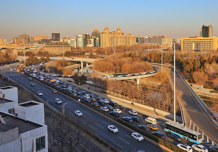 1月12日早高峰，二环路外环东便门桥下拥堵严重。新京报记者 王贵彬 摄