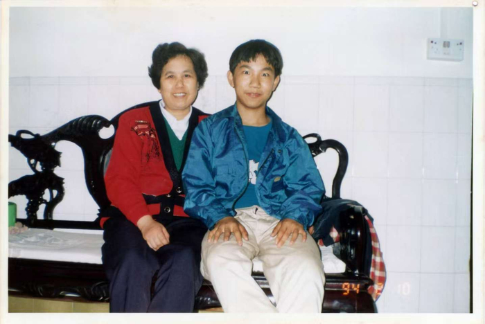 1994年春节黄海乐和母亲的合影，这是黄海乐失去父亲后过的第一个春节。受访者供图