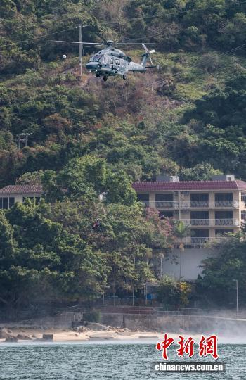 图为香港特区政府飞行服务队的直升机救援人员拯救一名“生还者”。 中新网记者 侯宇 摄