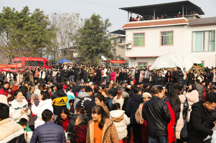 赶来“呆呆”家吃“刨猪宴”的游客。图源：“合川发布”公众号