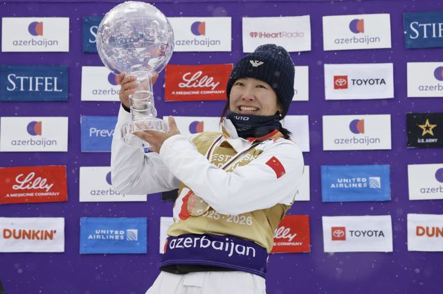 徐梦桃捧起“水晶球杯”。国际雪联供图