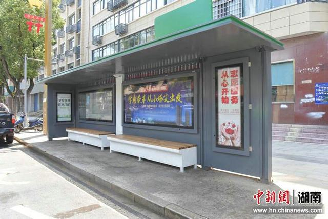 城区新公交站台。瞿云 摄