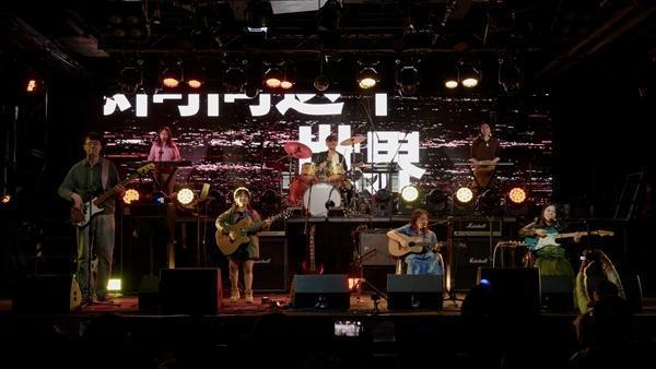 2025年12月28日，北京天桥艺术中心，“8772”乐队10周年音乐会主舞台。受访者供图
