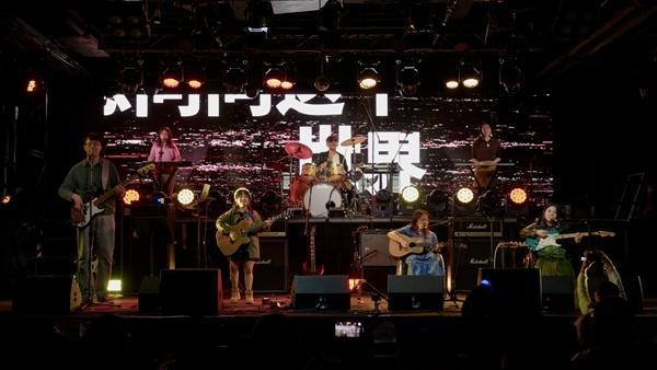  2025年12月28日，北京天桥艺术中心，“8772”乐队10周年音乐会主舞台。受访者供图