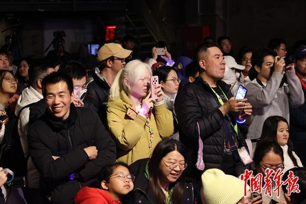  2025年12月28日，北京天桥艺术中心，“8772”乐队10周年音乐会，舞台下的观众。马思洋/摄