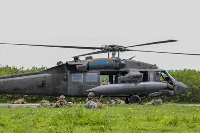 资料图：美军UH-60“黑鹰”直升机在位于西太平洋地区的天宁岛参加训练（来源：中国国防报）