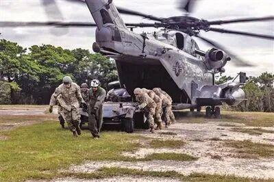 资料图：美军人员在日本冲绳嘉手纳空军基地参加军事演习（来源：中国国防报）