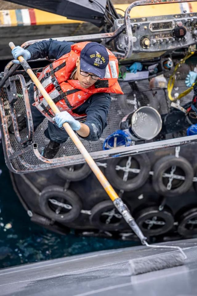 （资料图）正在为LHD-7“硫磺岛”号两栖攻击舰舰体涂漆的水兵 美国海军 