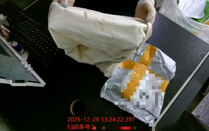 商家李江收到带有血迹的短裤。 受访者供图