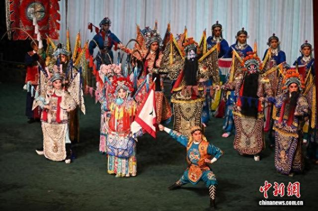 图为京剧《穆桂英挂帅》演出现场。中新社记者 韩苏原 摄
