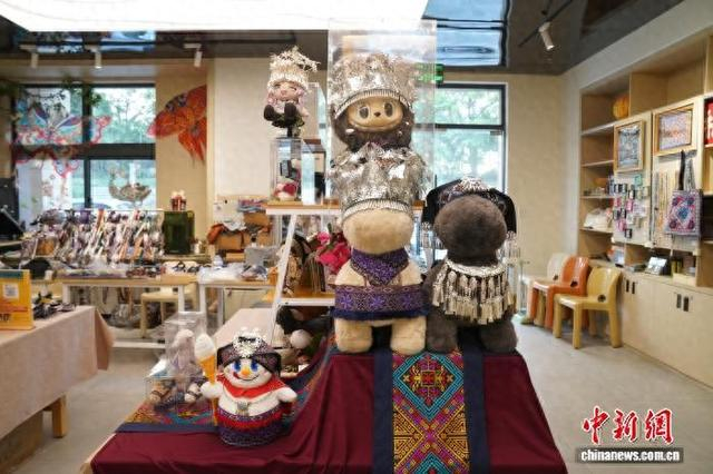 近日，广西壮族自治区博物馆文创商店内的一间手工工坊，陈列着各类身穿民族服饰的玩偶。 王以照 摄