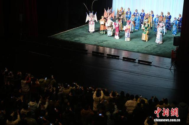 图为演员谢幕时刻，戏迷争相定格精彩瞬间。中新社记者 韩苏原 摄