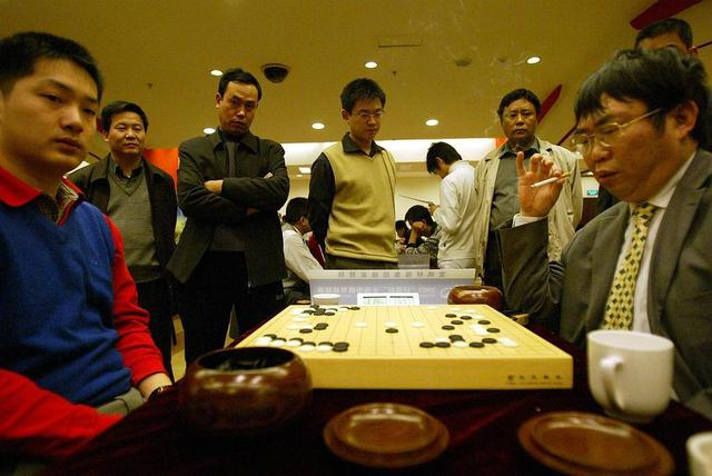 聂卫平与常昊（左）对弈。视觉中国 图