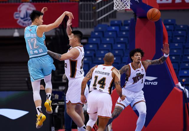 1月15日，青岛崂山啤酒队球员段昂君（左一）在比赛中传球。新华社记者 李紫恒 摄