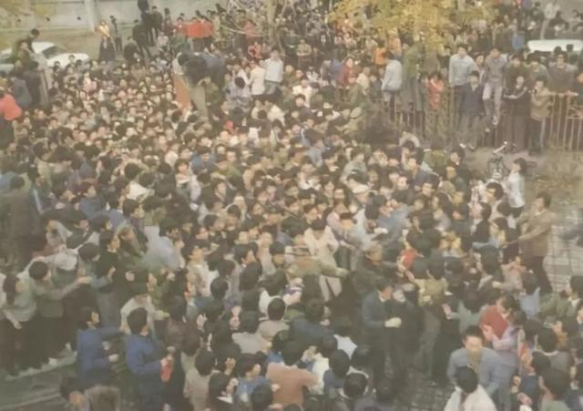 20世纪80年代，聂卫平出现在校园里的场景。新华社资料图片