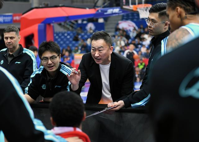 1月15日，青岛崂山啤酒队主教练刘维伟（中）在比赛中向队员布置战术。新华社记者 李紫恒 摄