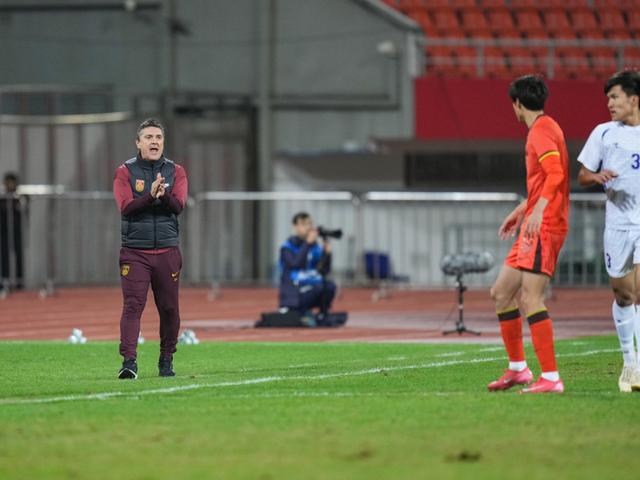 2025年11月18日，安东尼奥·普切（左）在比赛中指挥。新华社记者 王曦 摄 