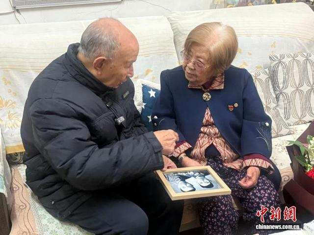 抗美援朝老战士曾国兴与抗美援朝老战士沈正林回忆过去。姜月恒 摄