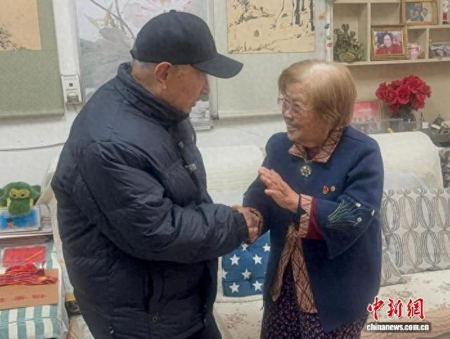 抗美援朝老战士曾国兴与抗美援朝老战士沈正林互相问候。 姜月恒 摄