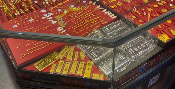 （水贝市场银条被摆在明显位置 第一财经摄）