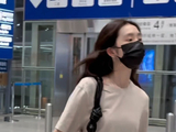 黄磊大女儿19岁黄多多现身机场，气质清冷星味十足