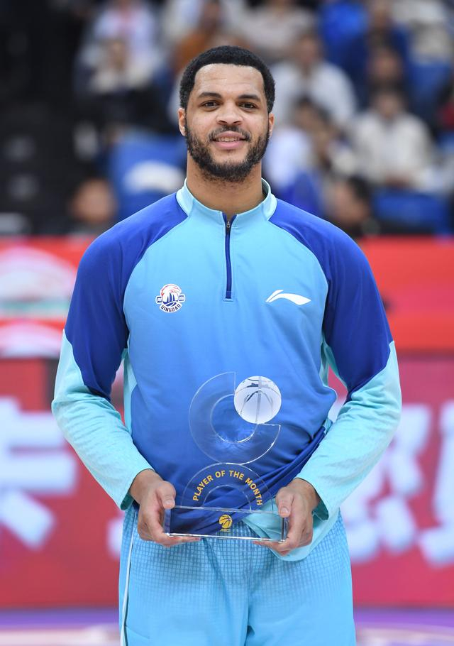 1月15日，青岛崂山啤酒队球员韦瑟斯庞在赛前接受“月度最佳球员”奖。新华社记者 李紫恒 摄