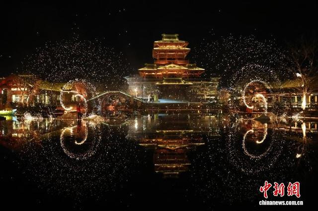 尼山鲁源村景区的打铁花表演。周艺伟 摄