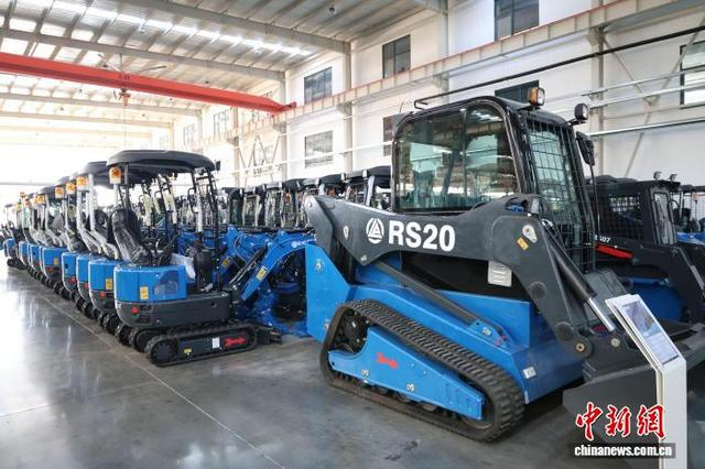 山东立派机械集团有限公司生产车间内，即将出口的小型工程机械有序排列。周艺伟 摄