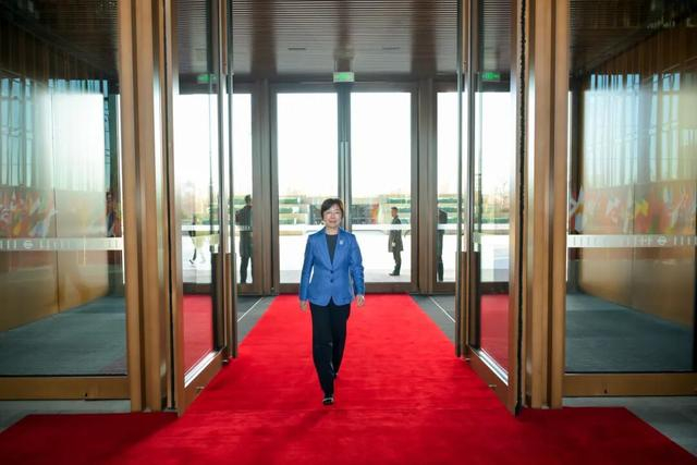 圖：鄒加怡行長走進亞投行總部大樓